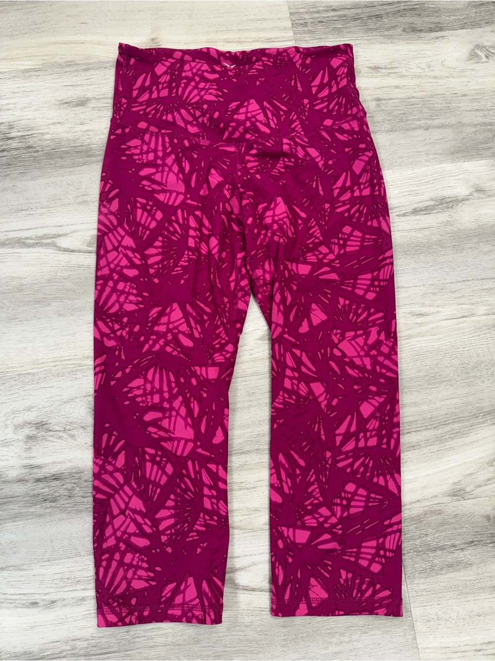Old Navy Woman’s Pink Magenta Active Capri Leggings